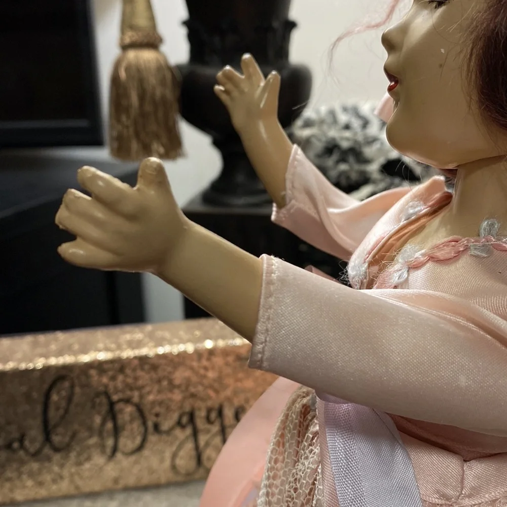 Gorgeous Vintage Southern Belle Doll On Stand! - Picture 9 of 14